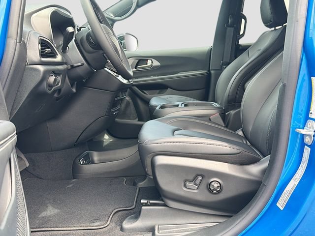 New 2027 Chrysler Pacifica Select FWD image 19