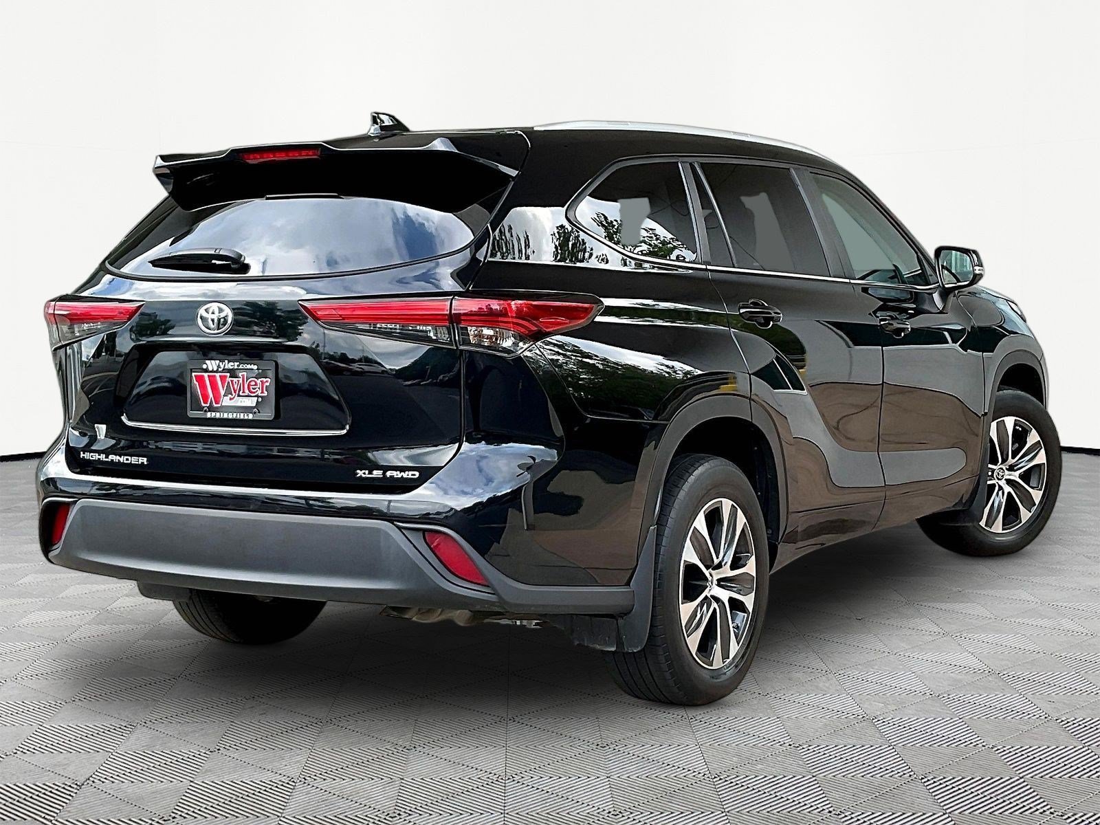 Used 2023 Toyota Highlander XLE AWD/4WD image 6