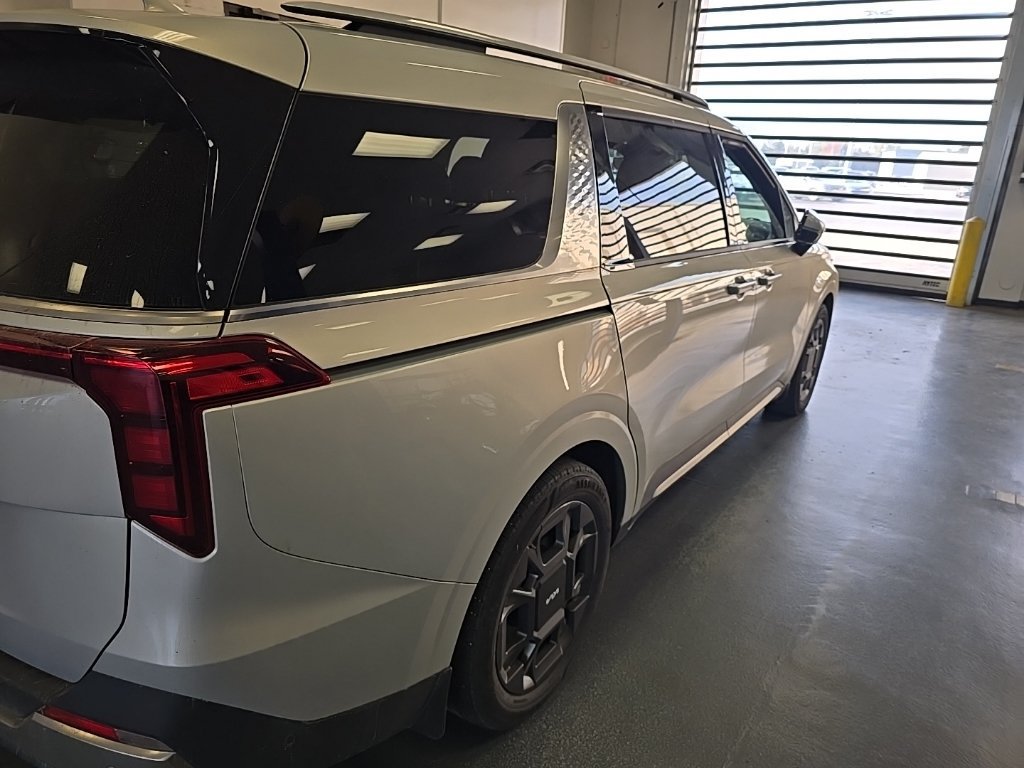 Used 2025 Kia Carnival SX FWD image 3