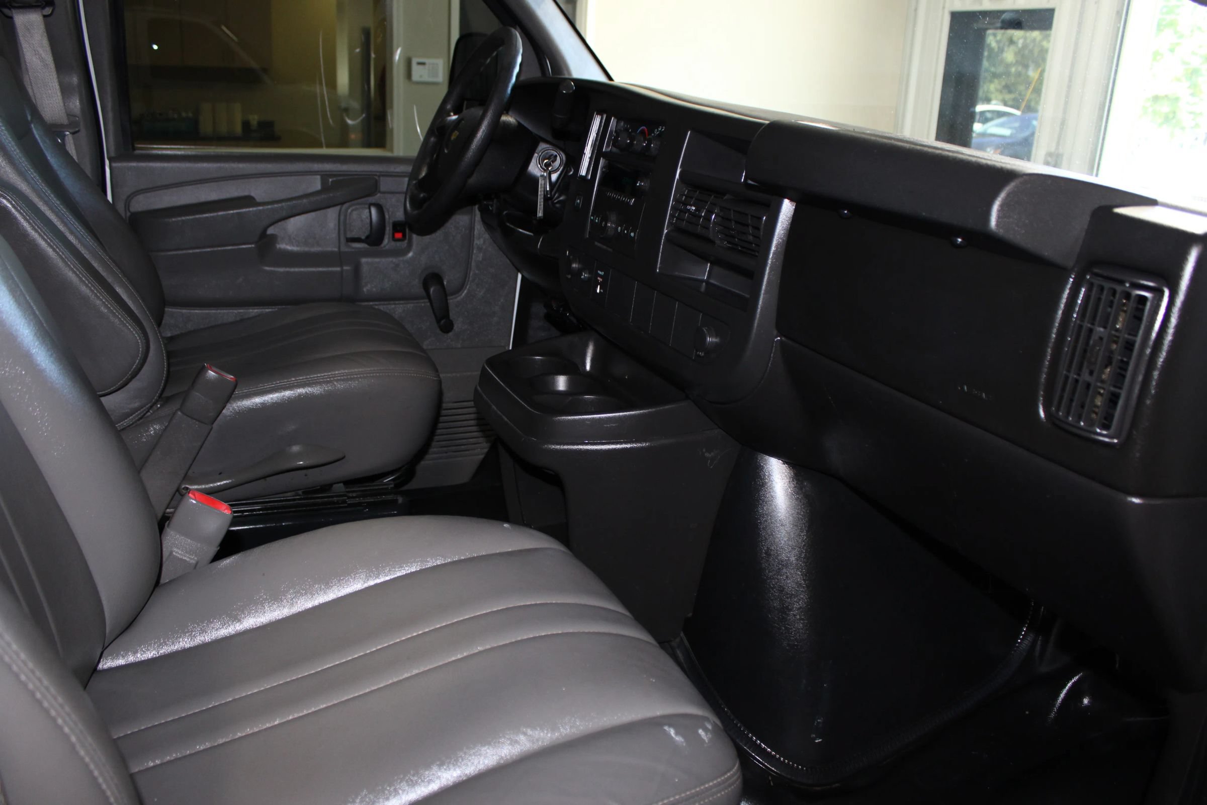 Used 2011 Chevrolet Express 2500 RWD image 19