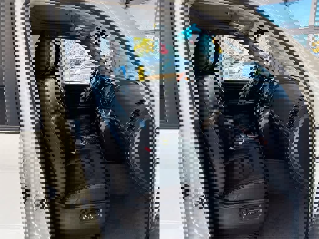 Used 2015 Toyota Land Cruiser image 24