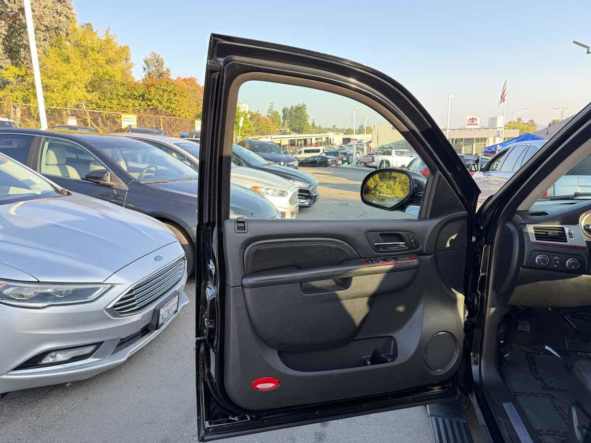 Used 2011 Cadillac Escalade 4WD Hybrid image 10