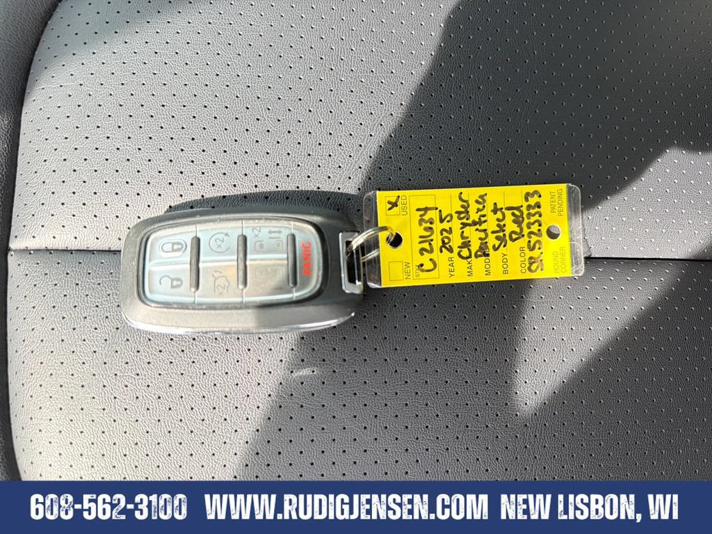Used 2025 Chrysler Pacifica Select FWD image 30
