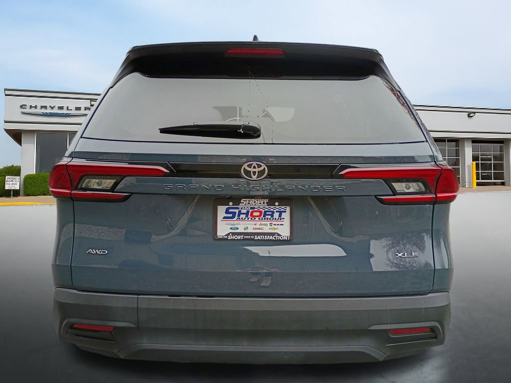 Used 2025 Toyota Grand Highlander AWD image 4