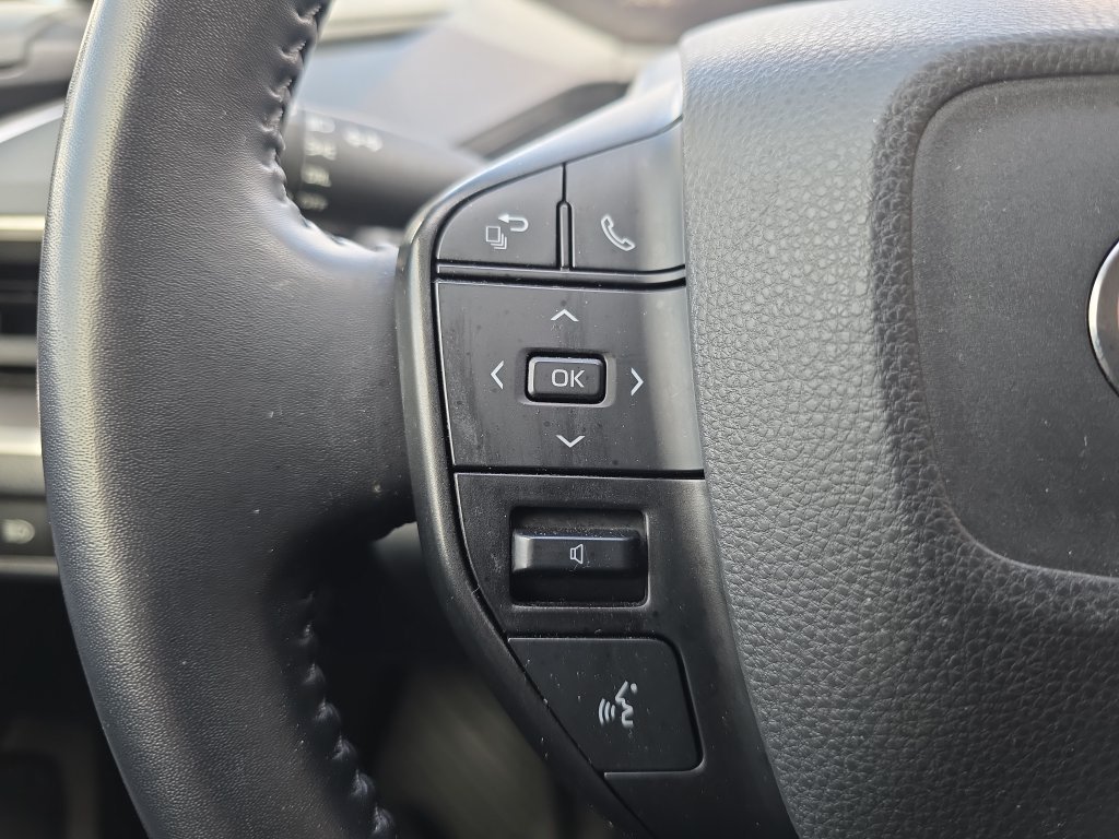 Used 2024 Toyota Prius LE AWD/4WD image 19