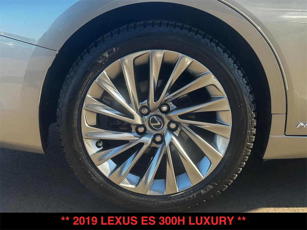 Used 2019 Lexus ES 300h w/ Accessory Package image 30