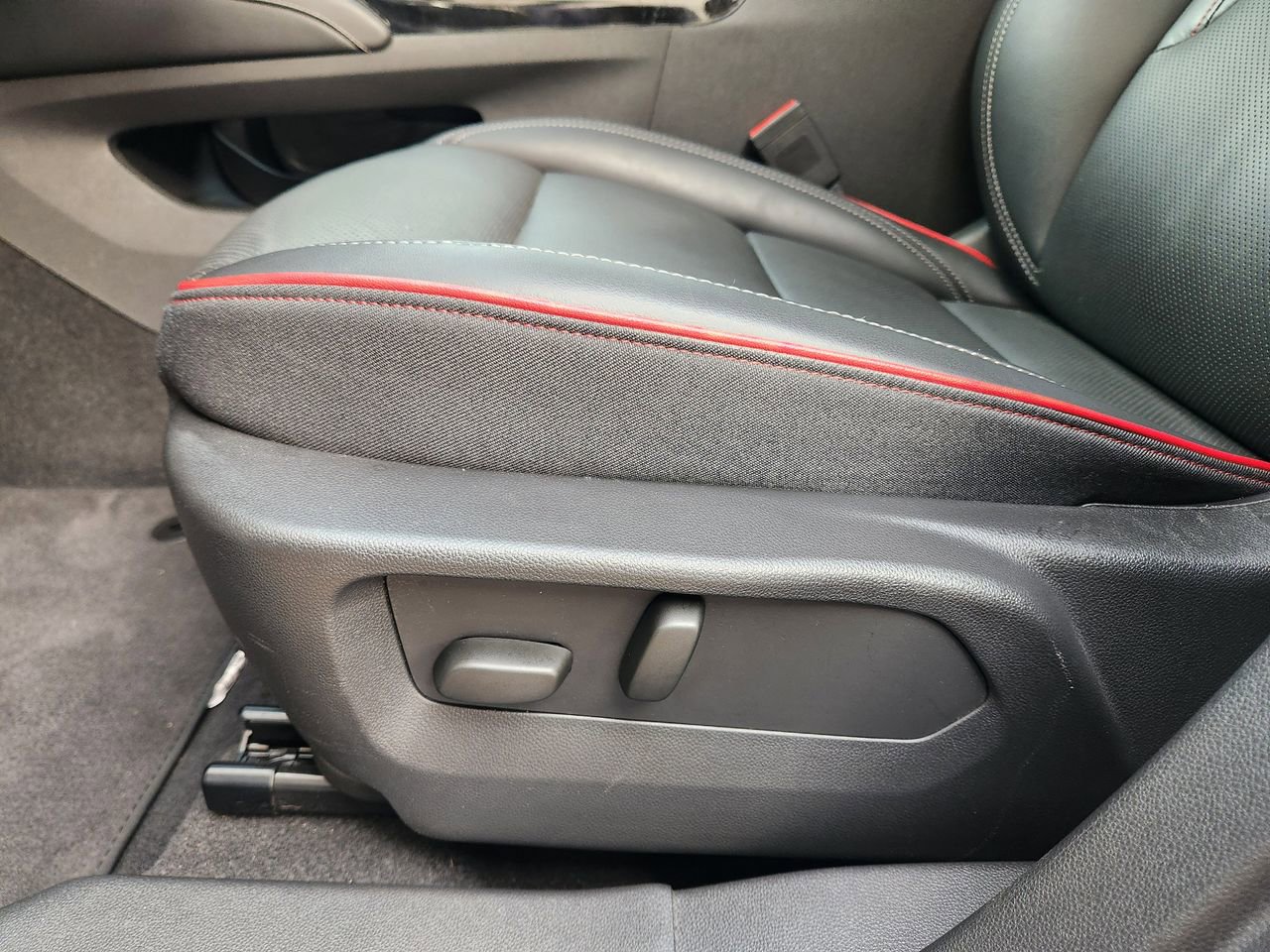 Used 2023 Buick Envision Essence w/ Sport Touring Package AWD/4WD image 23