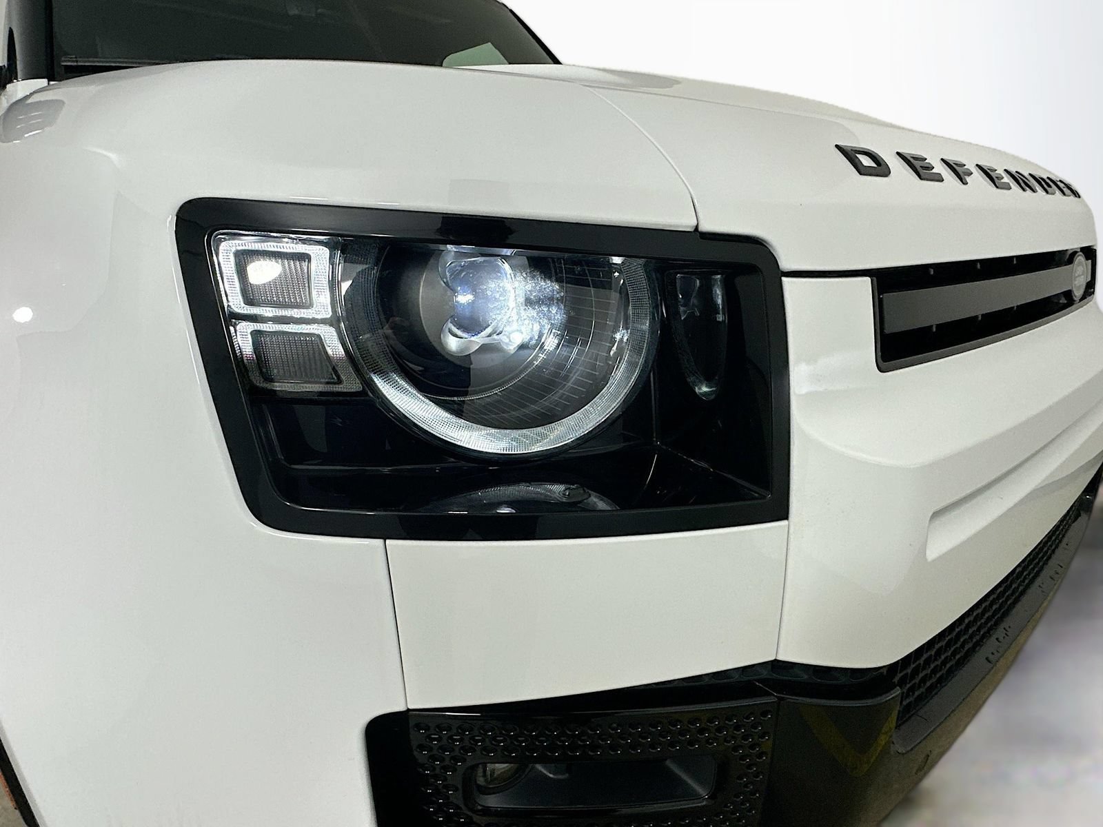 Used 2024 Land Rover Defender 130 X-Dynamic SE AWD/4WD image 9
