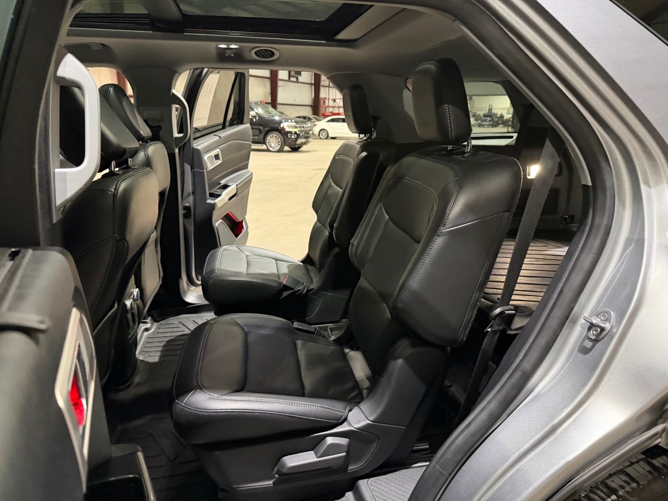 Used 2022 Ford Explorer Limited w/ Equipment Group 301A AWD/4WD image 18