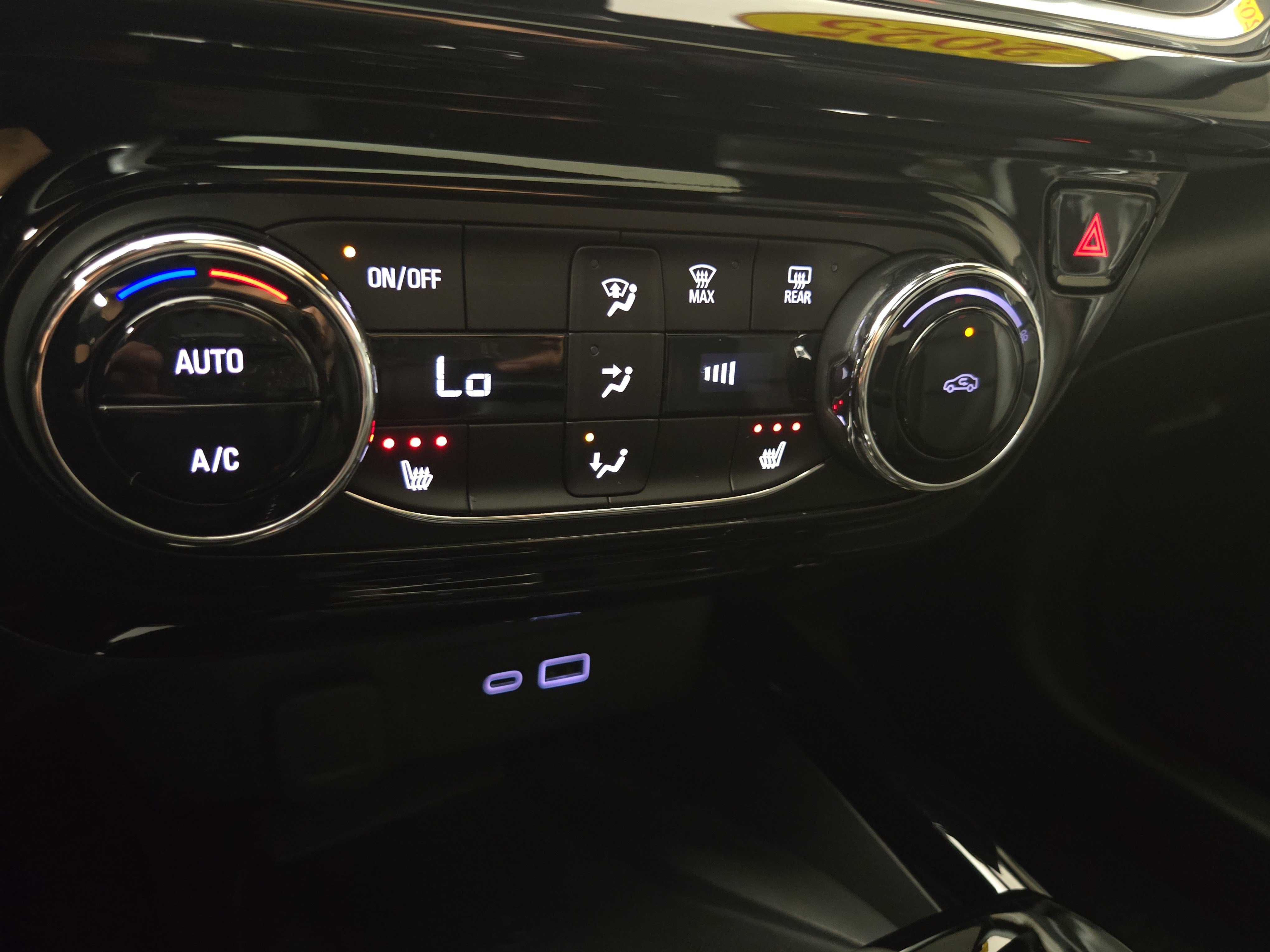 Used 2025 Chevrolet Trax RS w/ Sunroof Package FWD image 28