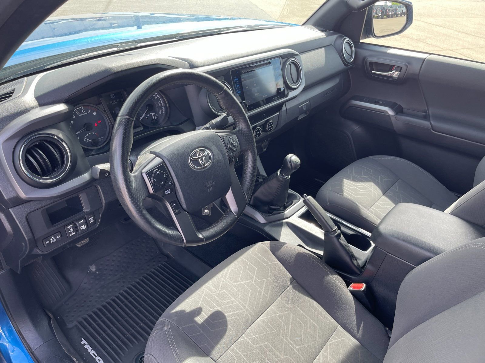Used 2017 Toyota Tacoma TRD Off-Road w/ Tow Package AWD/4WD image 10