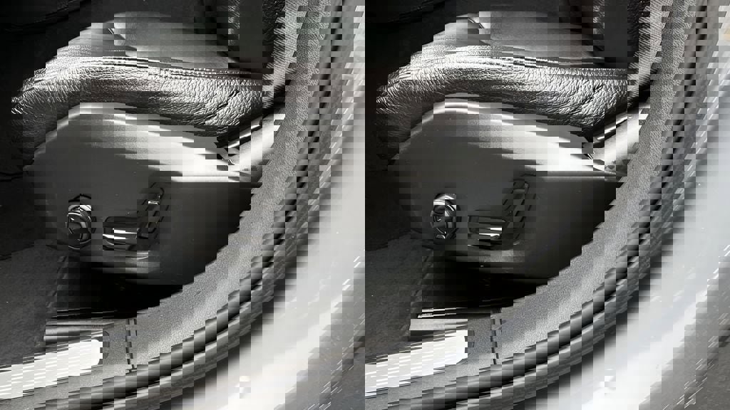 Used 2017 Volvo S90 T5 Momentum w/ Vision Package image 17