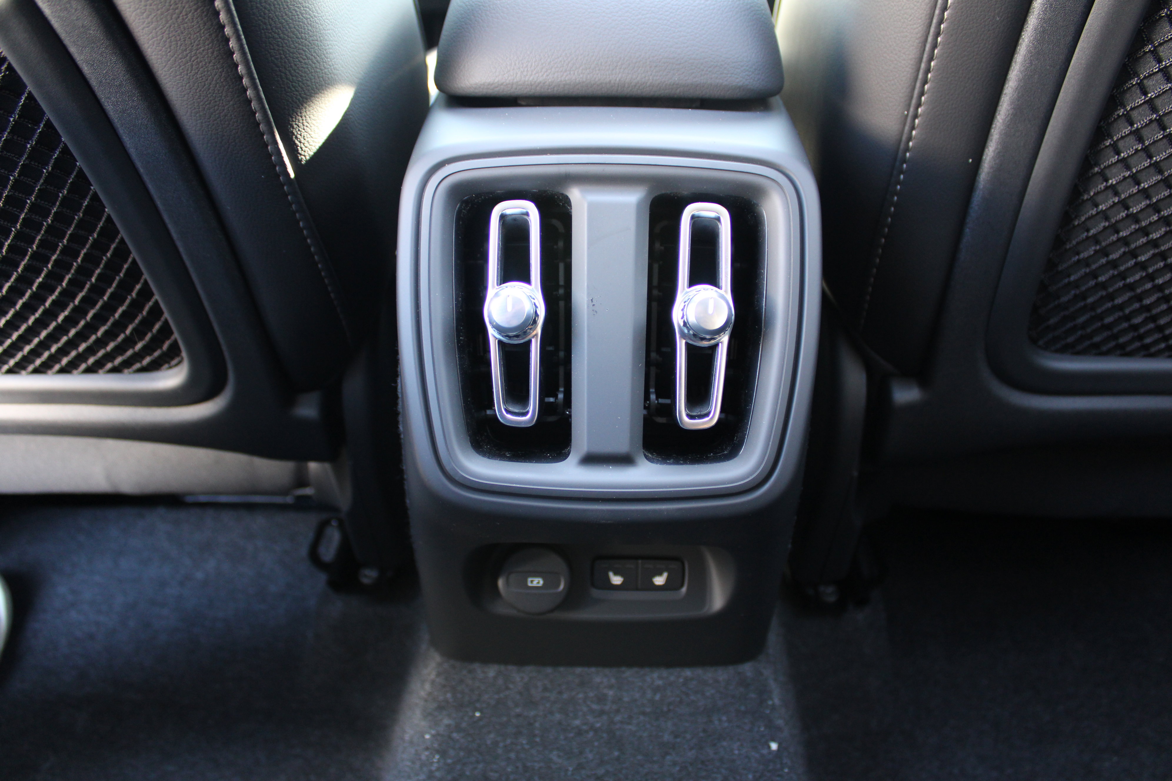 New 2025 Volvo XC40 B5 Plus w/ Protection Package Premier image 33