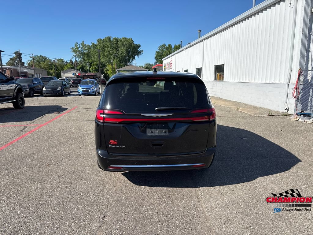 Used 2023 Chrysler Pacifica Touring-L FWD image 10