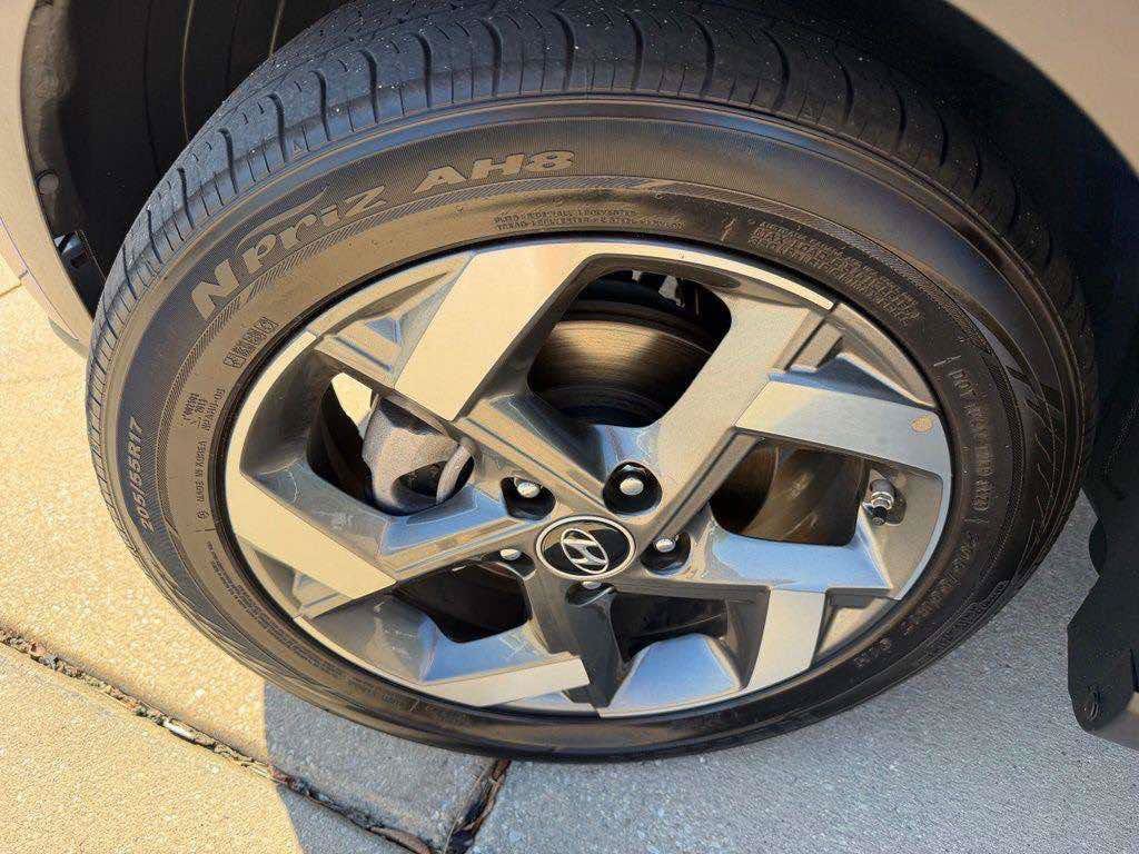 Used 2025 Hyundai Venue SEL FWD image 23