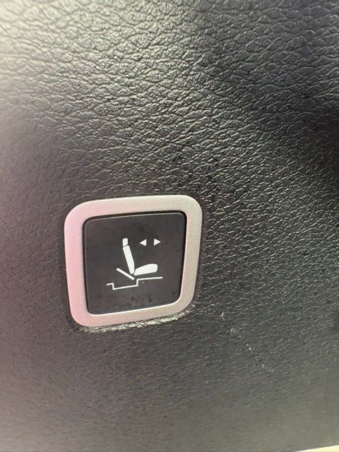 Used 2023 Chrysler Pacifica Touring-L FWD image 34