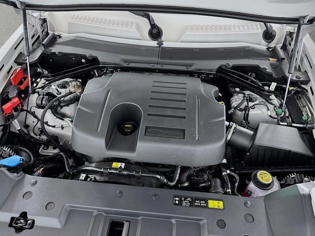 Used 2026 Land Rover Defender 130 X-Dynamic SE image 32