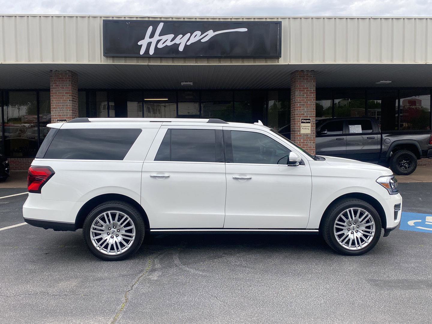 Used 2024 Ford Expedition Max Limited RWD image 4