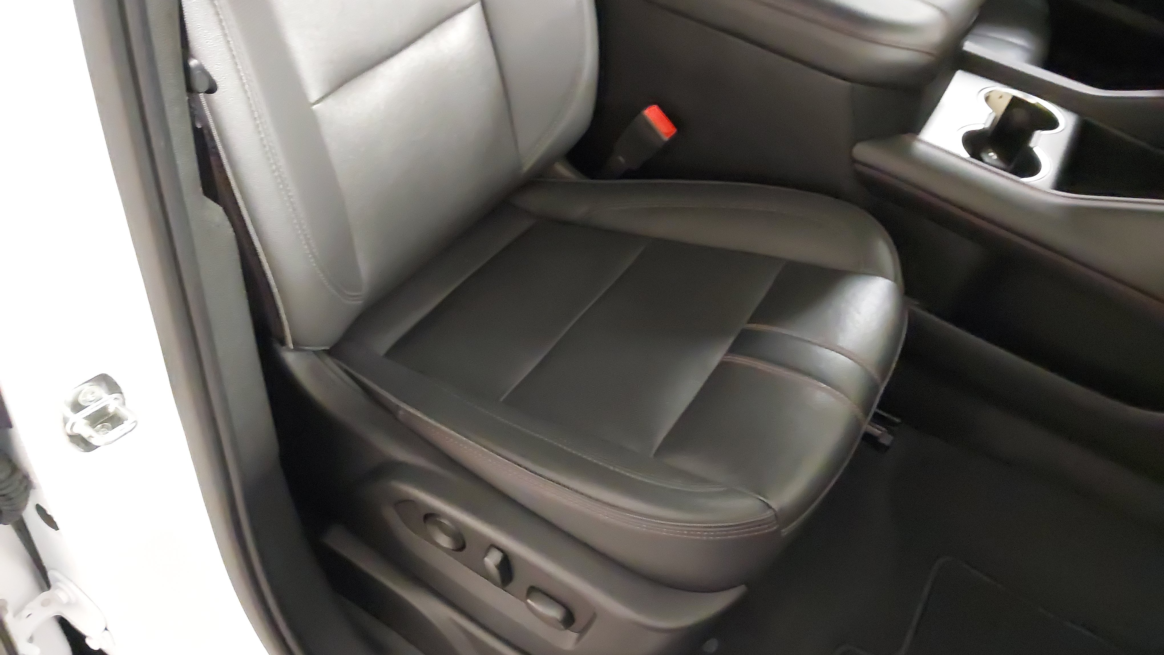 Used 2022 Chevrolet Tahoe RST w/ Luxury Package AWD/4WD image 28