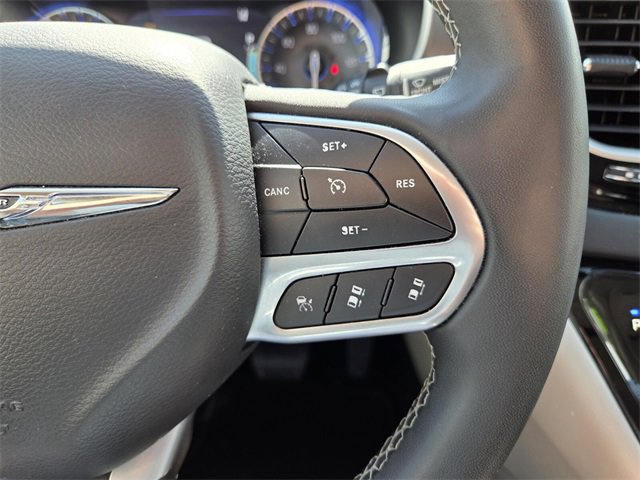 Certified 2023 Chrysler Pacifica Touring-L image 32