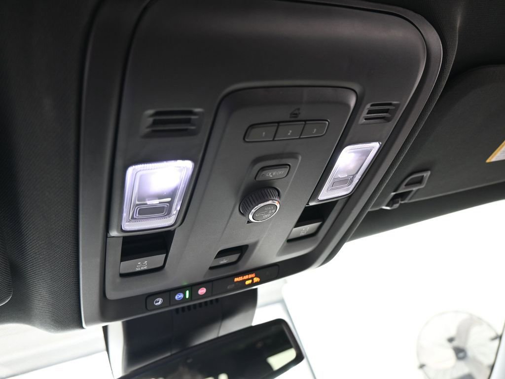 Used 2024 Chevrolet Suburban Z71 image 31