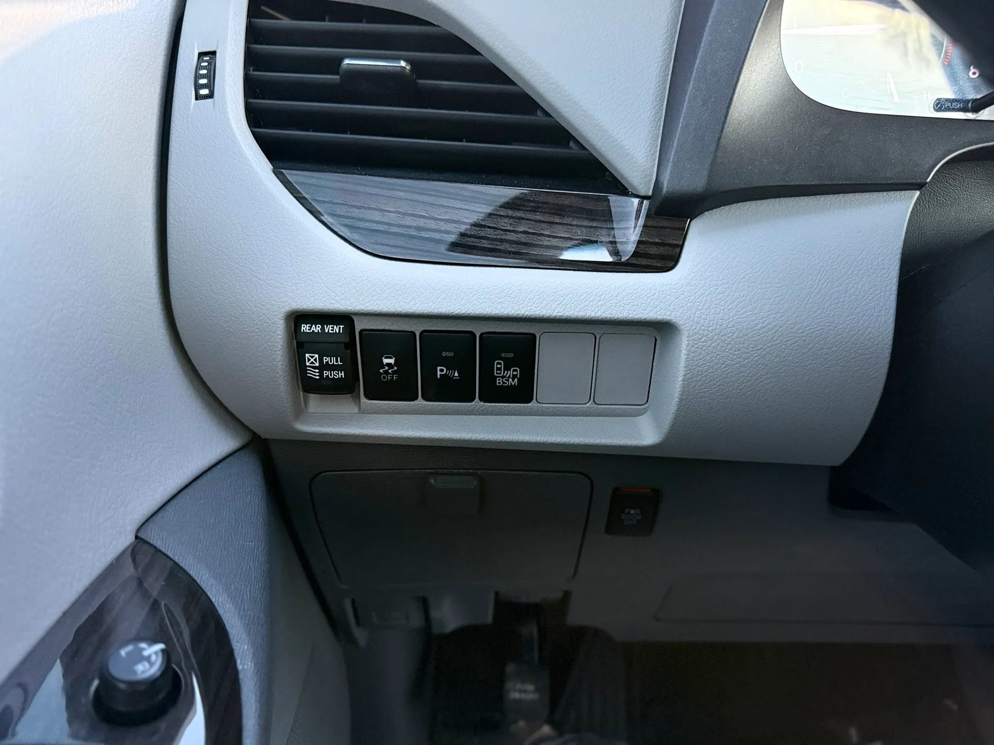Used 2017 Toyota Sienna XLE w/ XLE Navigation Package FWD image 32