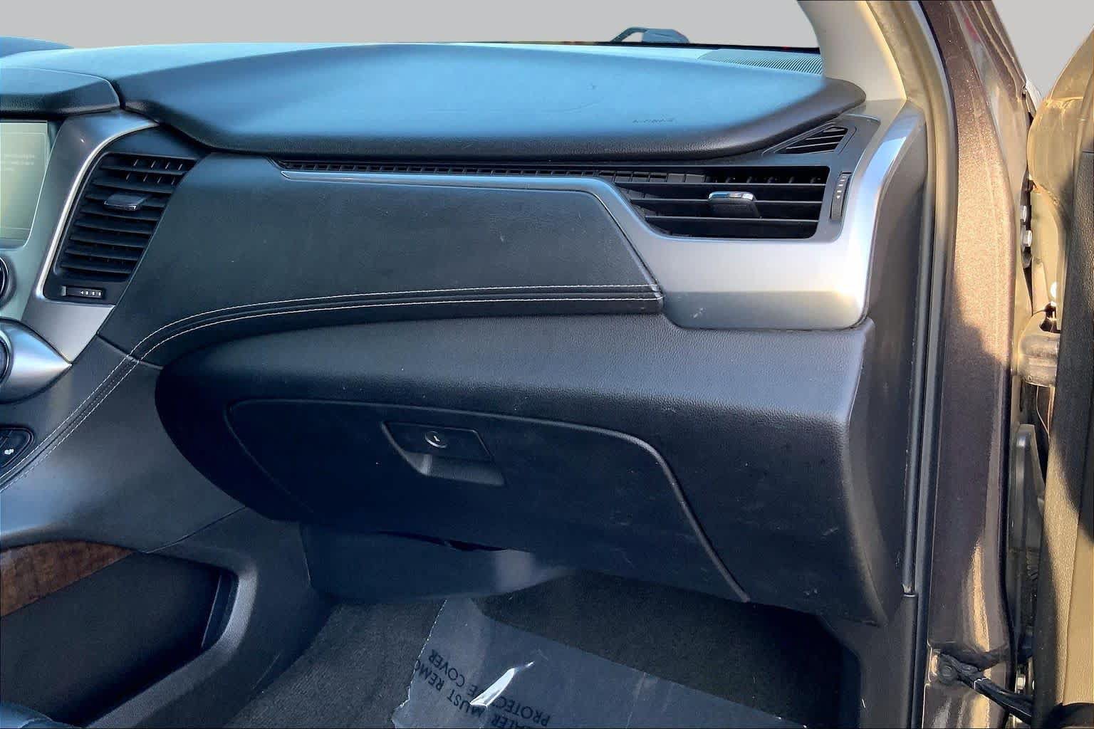 Used 2017 Chevrolet Suburban LT RWD image 18