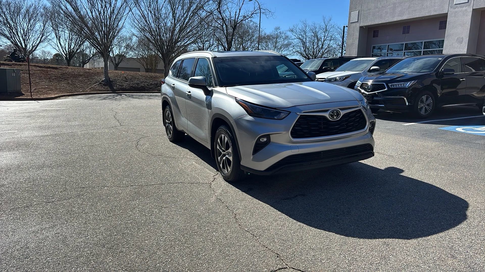 Used 2023 Toyota Highlander XLE image 3