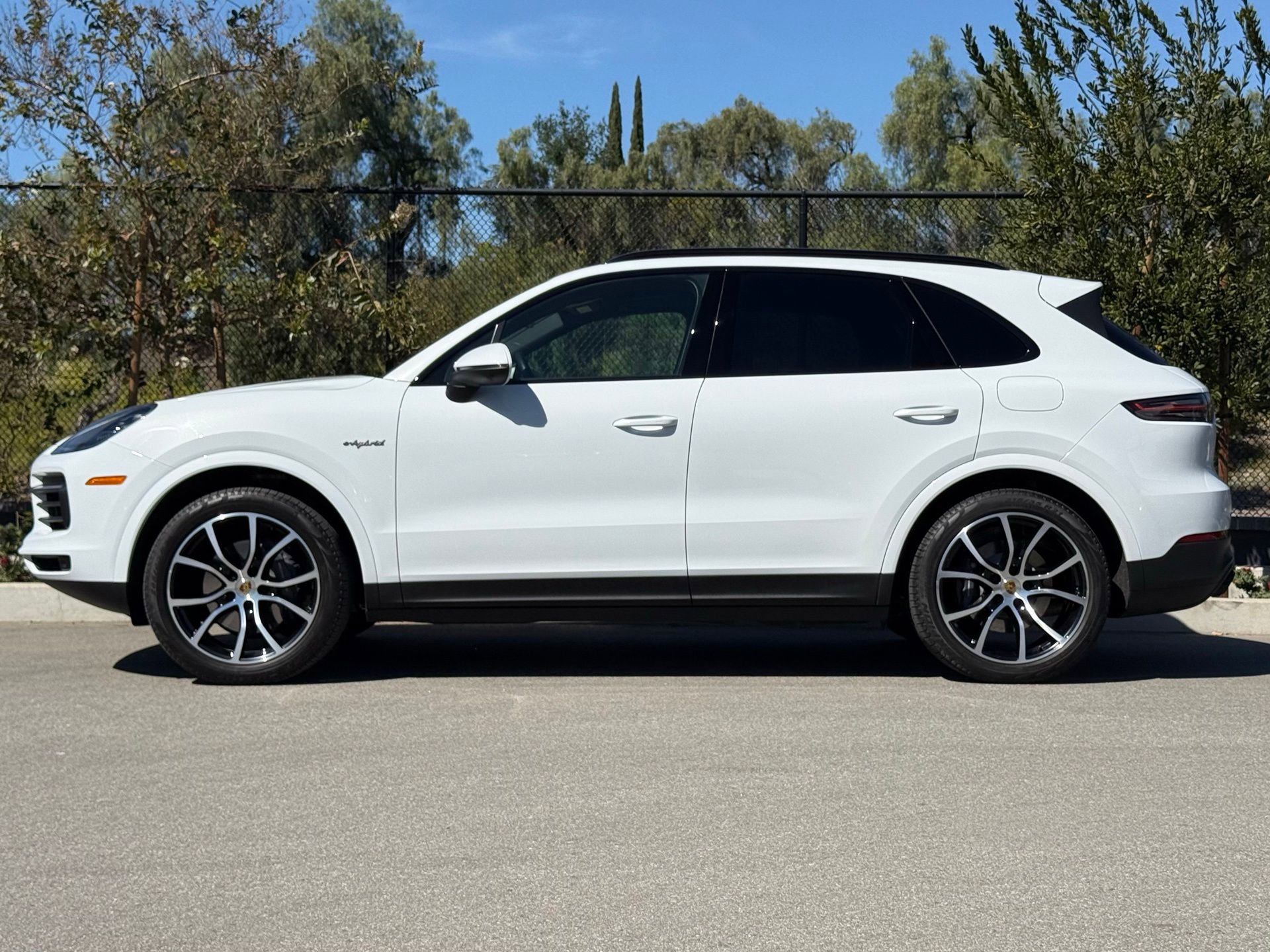Used 2022 Porsche Cayenne Platinum Edition image 2