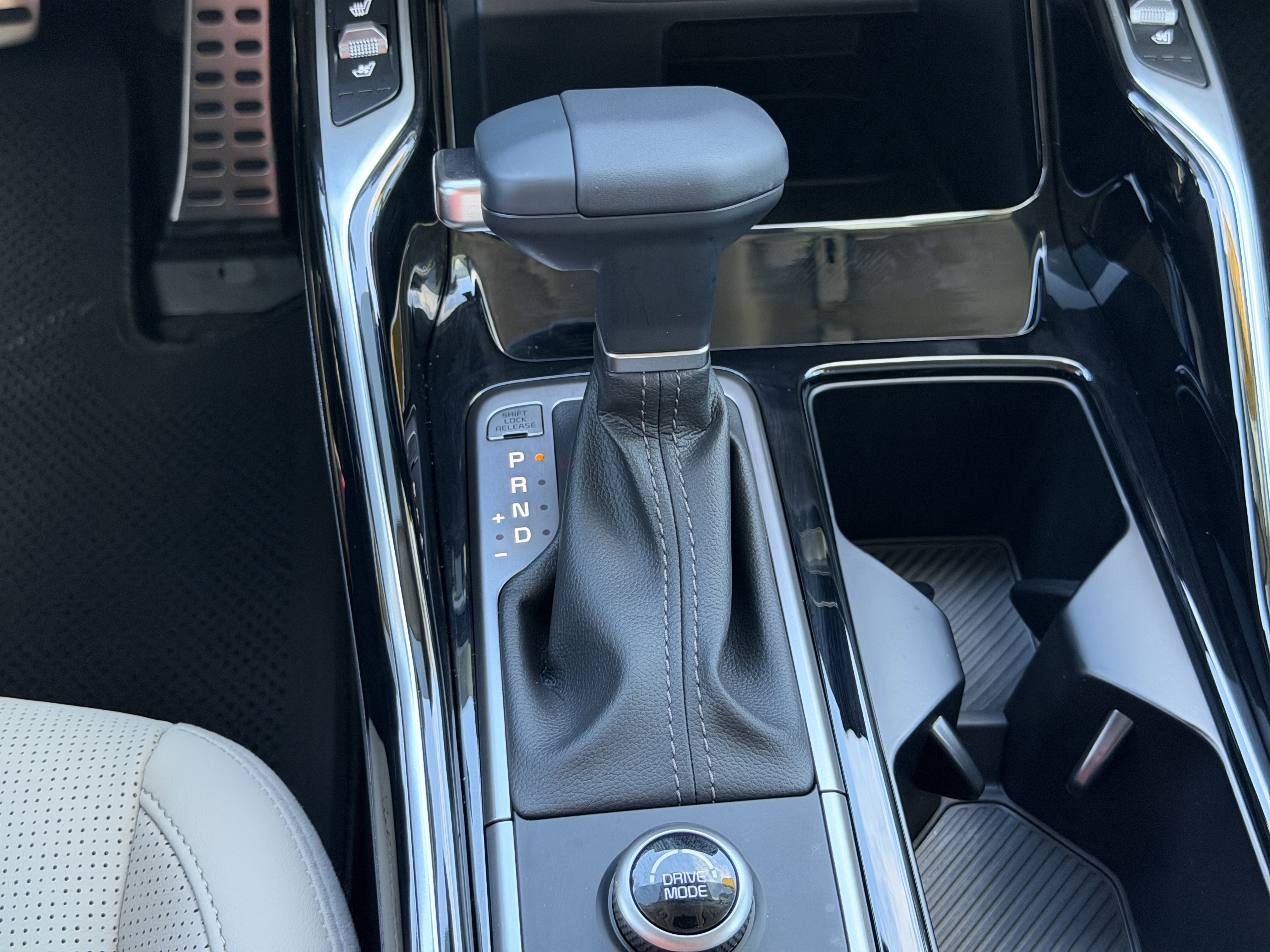 Used 2025 Kia Sorento SX image 30