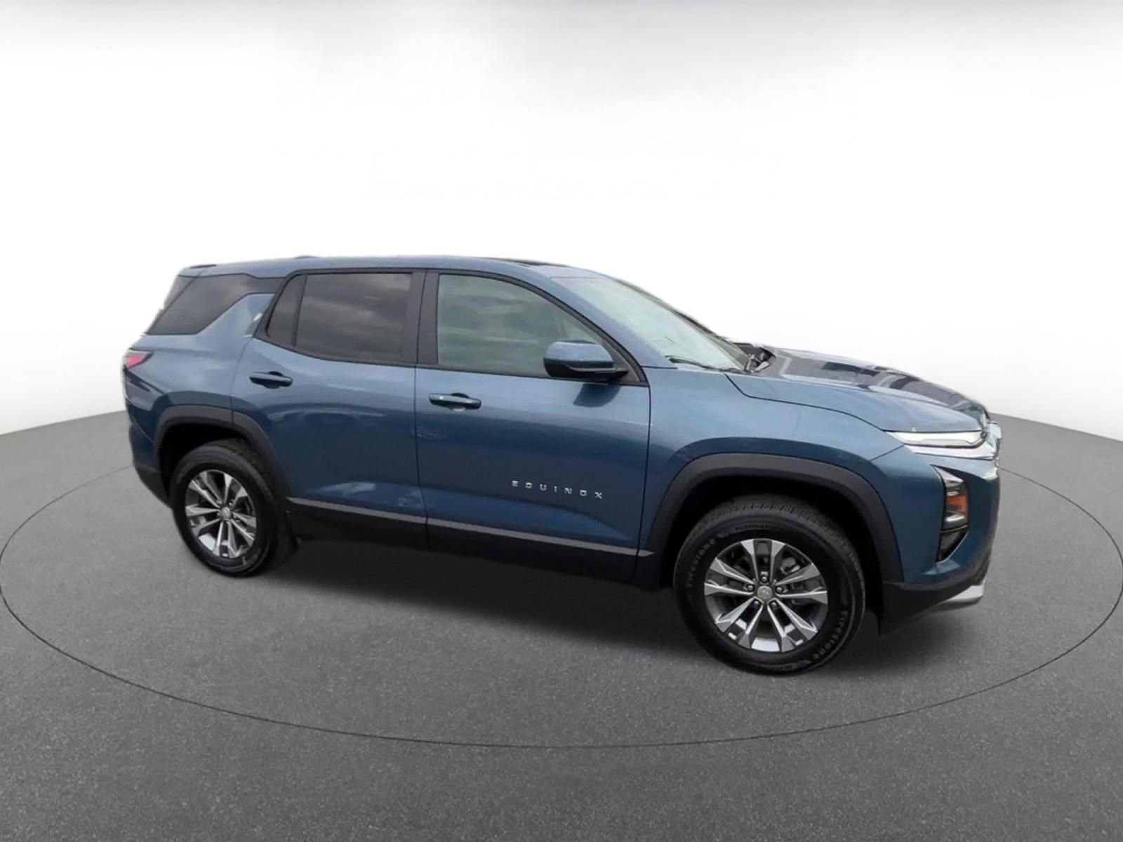 Used 2025 Chevrolet Equinox LT image 2