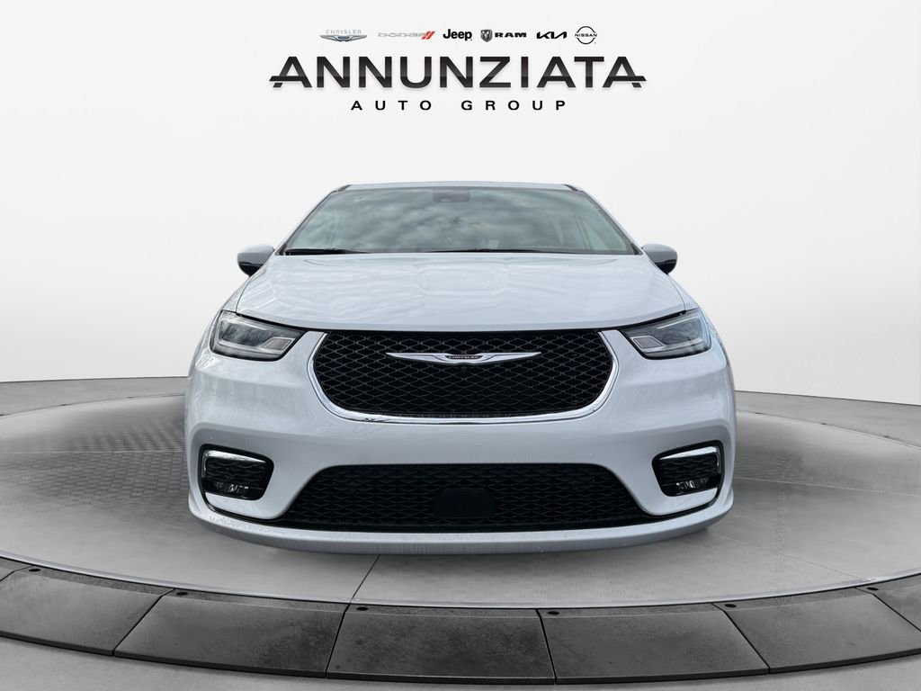Certified 2023 Chrysler Pacifica Touring-L w/ Uconnect Theater Family Group image 8