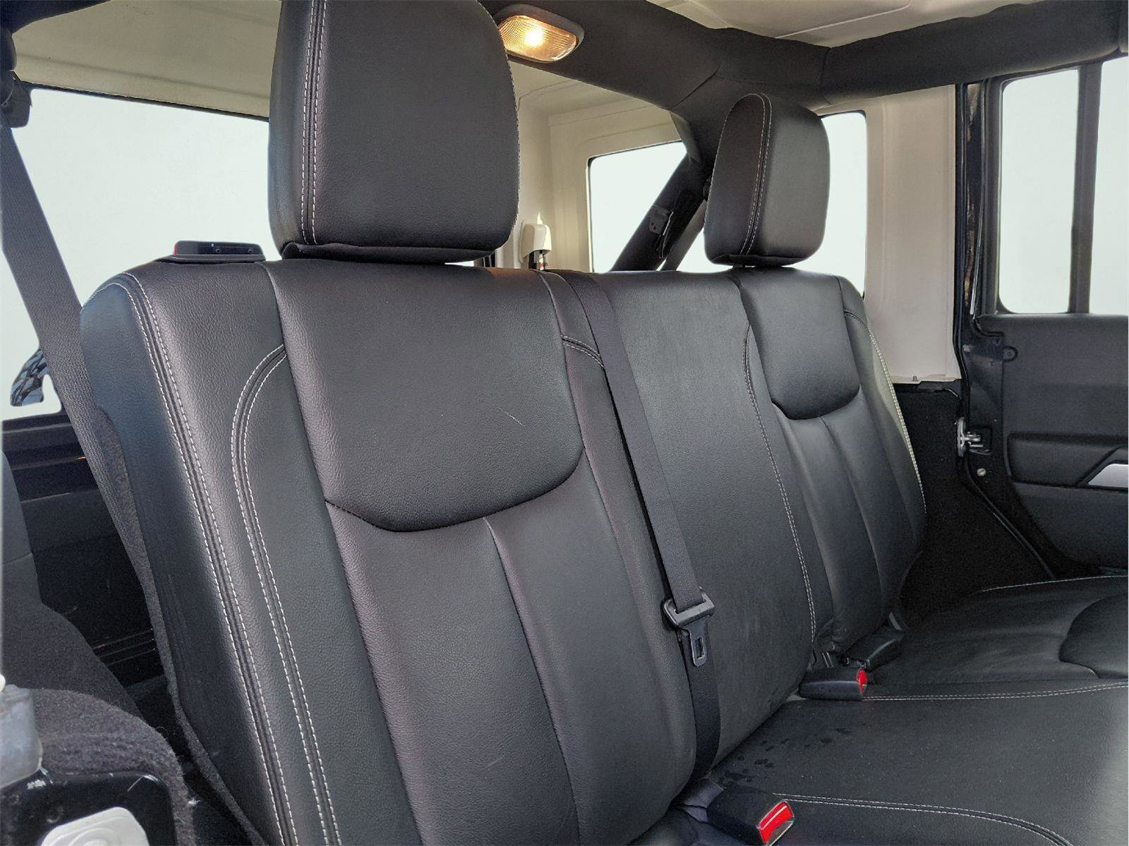 Used 2015 Jeep Wrangler Unlimited Rubicon w/ Connectivity Group image 15