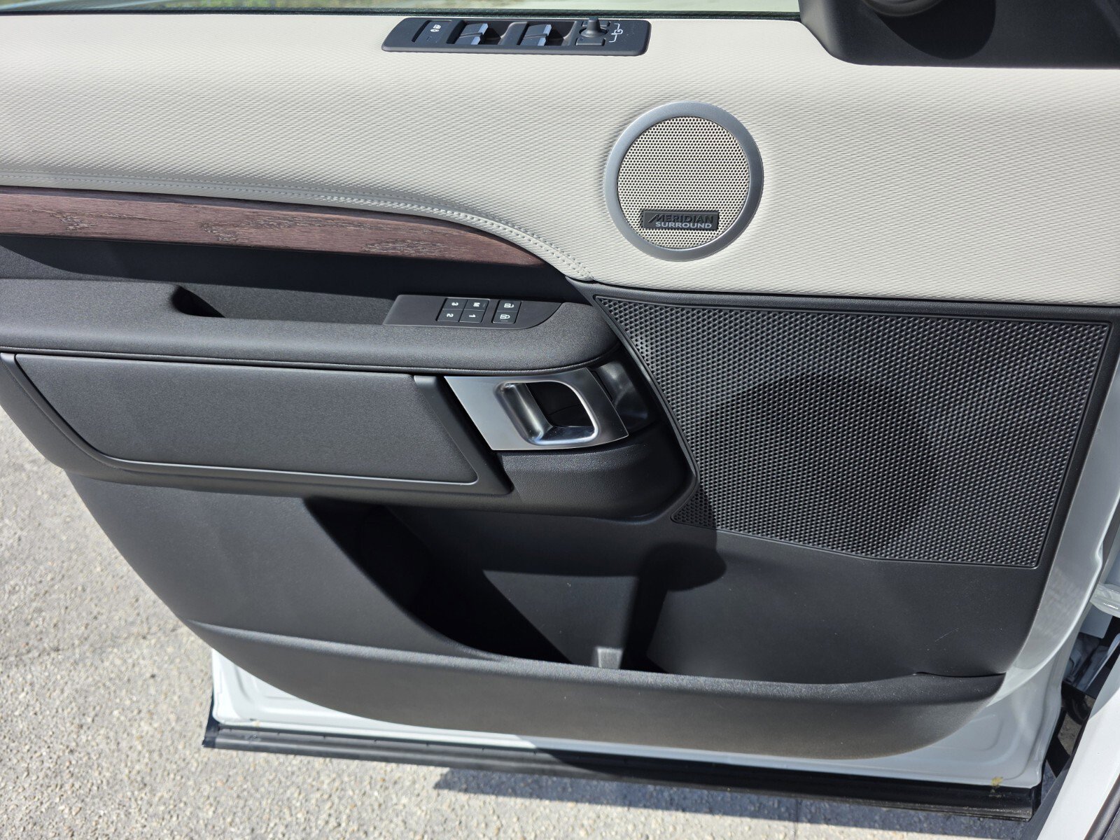 Used 2026 Land Rover Discovery Dynamic SE image 19