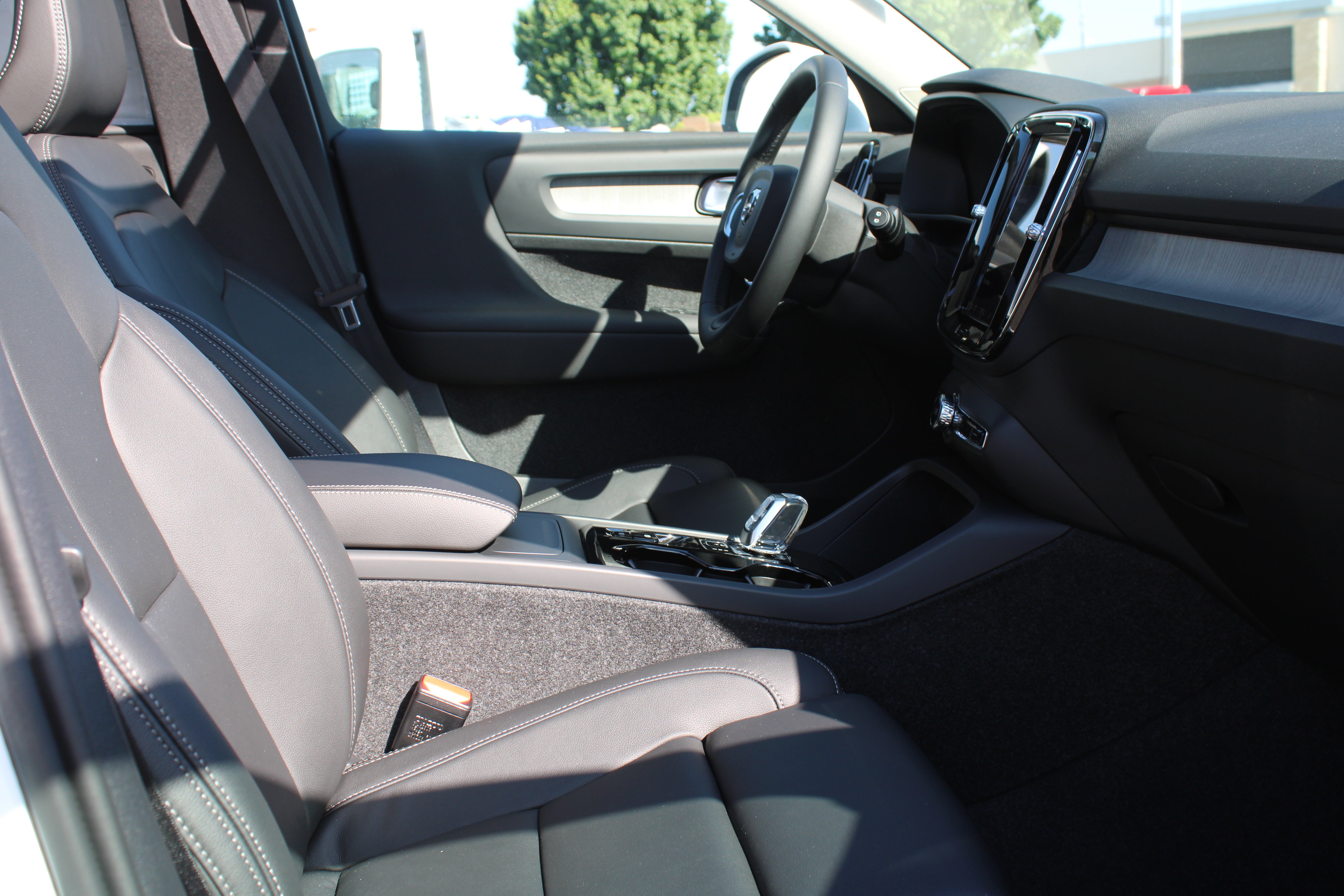 New 2025 Volvo XC40 B5 Plus w/ Protection Package Premier image 38