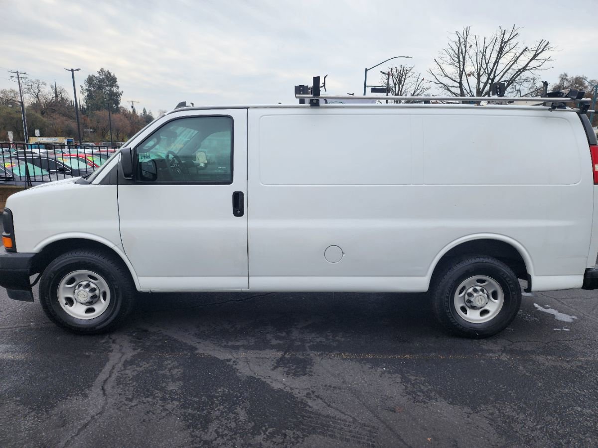 Used 2017 Chevrolet Express 2500 image 2