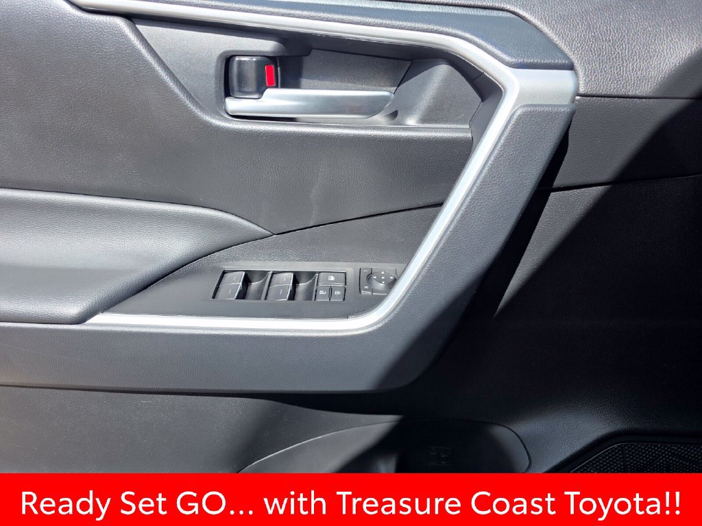 Used 2025 Toyota RAV4 XLE AWD/4WD image 28