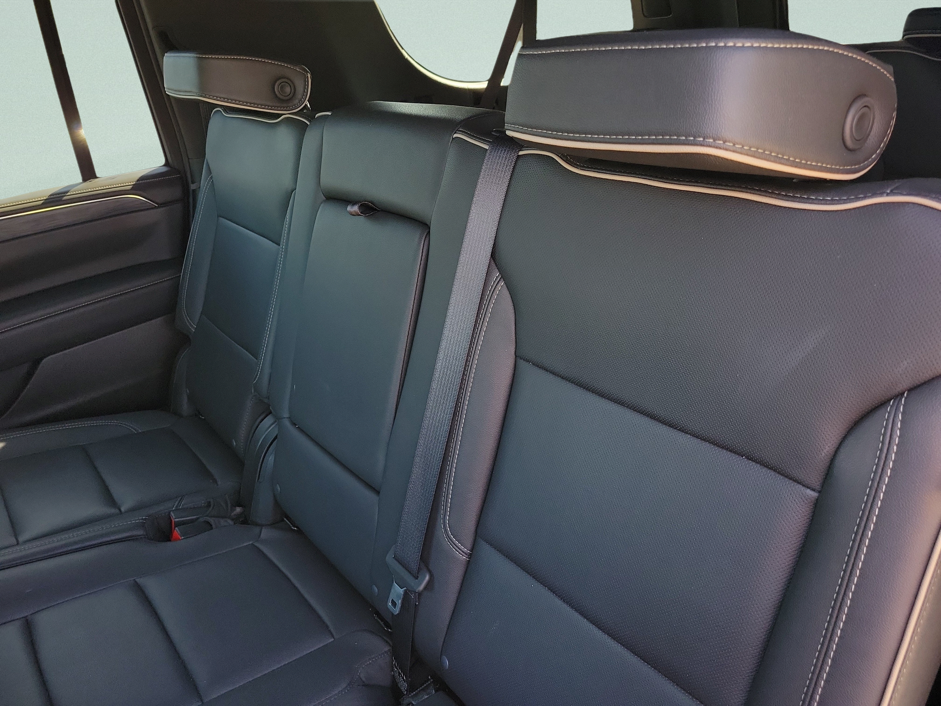 Used 2023 GMC Yukon XL SLT w/ SLT Luxury Package AWD/4WD image 9