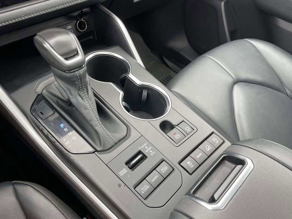 Certified 2022 Toyota Highlander XLE image 30