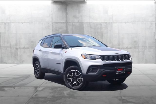 Used 2025 Jeep Compass Trailhawk AWD/4WD image 2