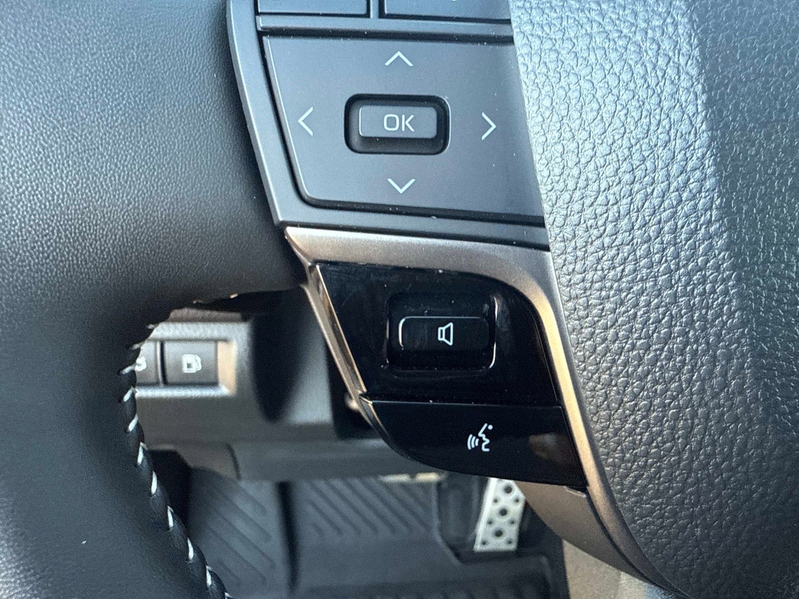 Used 2025 Toyota Camry SE image 28