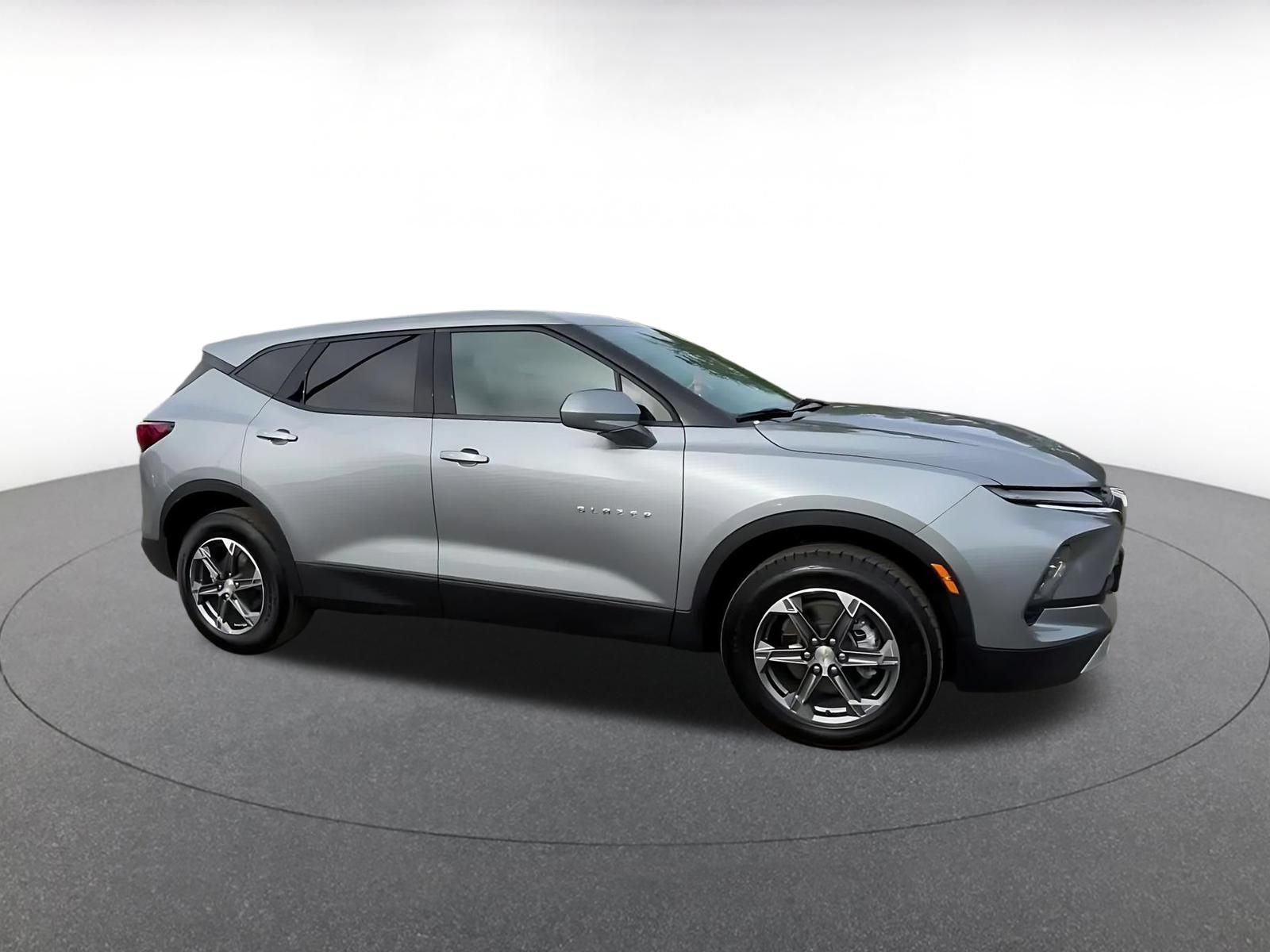 Used 2025 Chevrolet Blazer LT FWD image 2
