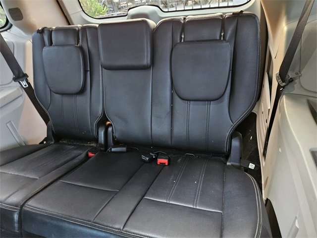 Used 2016 Chrysler Town & Country Touring image 6