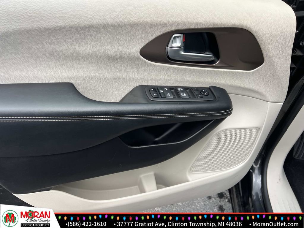 Used 2021 Chrysler Voyager LX image 14