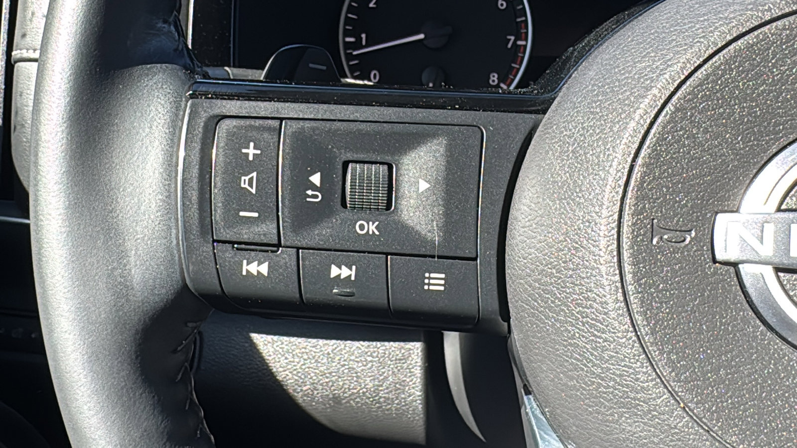 Used 2023 Nissan Pathfinder SL w/ Black Appearance Package image 22