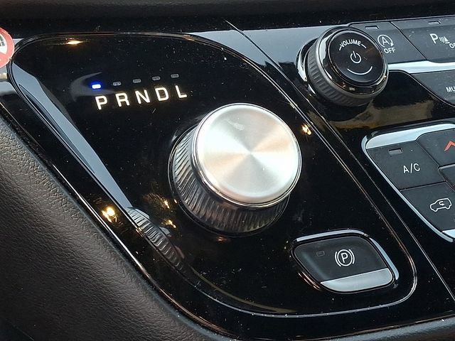 Used 2025 Chrysler Pacifica Select image 15