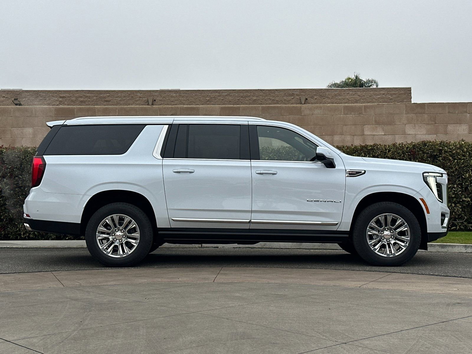 New 2026 GMC Yukon XL Denali w/ Sun & Power Step Package AWD/4WD image 3