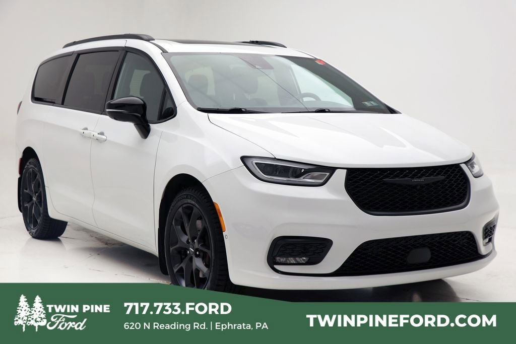 Used 2024 Chrysler Pacifica Limited w/ S Appearance Package image 1