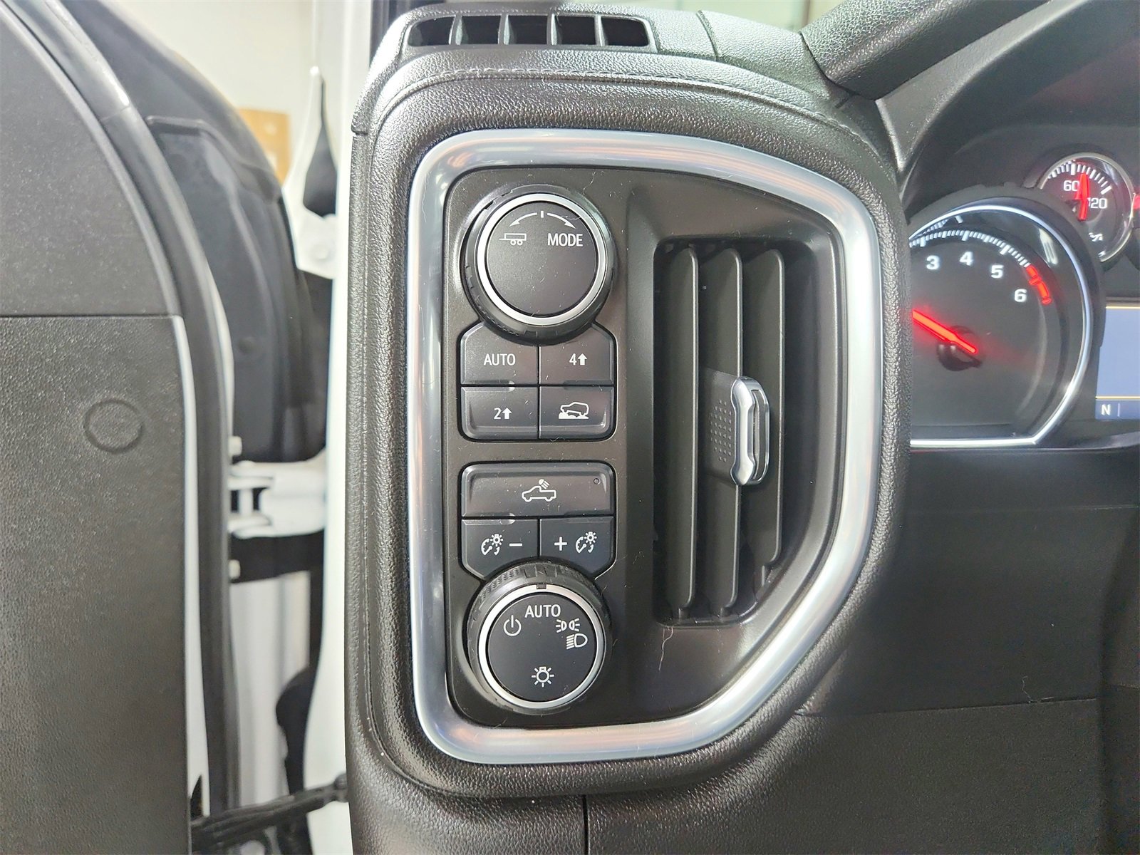 Used 2021 Chevrolet Silverado 1500 LT image 26