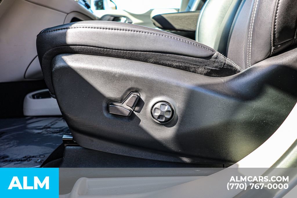 Used 2024 Chrysler Pacifica Touring-L image 28